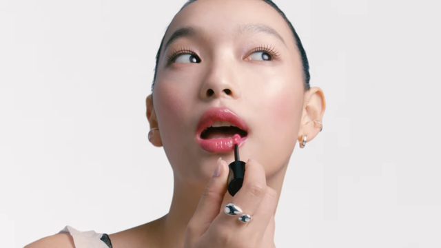 [AP신문 광고평론 No.1479]&nbsp; ​​​​​​​헤라 센슈얼 틴티드 샤인 립 세럼을 바르고 있는 모델. 사진 아모레몰 글로벌 유튜브 캡처ⓒAP신문(AP뉴스)