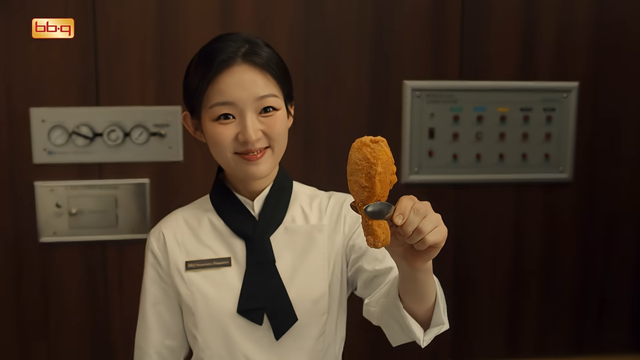 [AP신문 광고평론 No.1489]&nbsp;​​​​​​​'뿜치킹'을 들고 있는 김시현 셰프. 사진 BBQ 유튜브 캡처ⓒAP신문(AP뉴스)