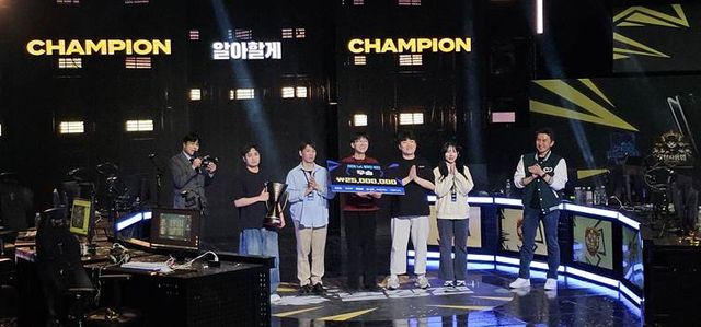 ©AP신문(AP뉴스)/이미지 제공 = SOOP ▲14일 서울 상암 SOOP 콜로세움에서 열린 ‘2026 LoL멸망전 시즌 1’ 결승에서 ‘알아할게’가 ‘팀 릴동파’를 세트 스코어 3대 1로 꺾고 우승을 차지했다.