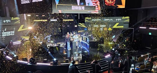 ©AP신문(AP뉴스)/이미지 제공 = SOOP ▲14일 서울 상암 SOOP 콜로세움에서 열린 ‘2026 LoL멸망전 시즌 1’ 결승에서 ‘알아할게’가 ‘팀 릴동파’를 세트 스코어 3대 1로 꺾고 우승을 차지했다.
