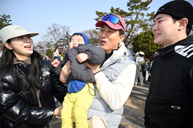 ©AP신문(AP뉴스)/이미지 제공 = 서울시청 ▲오세훈 서울시장이 14일 '서울 200인의 아빠단' 발대식에 참석해 가족들과 남산하늘숲길을 걸으며 한 참가 가족의 아이를 품에 안고 환하게 웃고 있다.