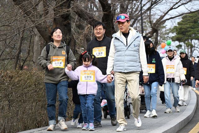 ©AP신문(AP뉴스)/이미지 제공 = 서울시청 ▲오세훈 서울시장이 14일 '서울 200인의 아빠단' 발대식에 참석해 가족들과 남산하늘숲길을 걷고 있다.