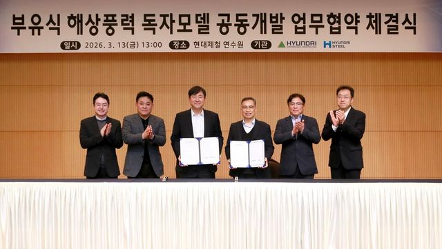 ©AP신문(AP뉴스)/이미지 제공 = 현대건설 ▲현대건설 김재영 기술연구원장(중앙 왼쪽)과 현대제철 정유동 연구개발본부장 등 양사 주요 관계자들이 지난 13일 충청남도 현대제철 당진제철소에서 열린 ‘부유식 해상풍력 독자모델 공동개발 업무협약 체결식’에 참석해 기념 촬영을 하고 있다.