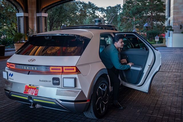 ©AP신문(AP뉴스)/이미지 제공 = 현대자동차그룹 ▲모셔널 아이오닉 5 로보택시에서 하차하는 승객