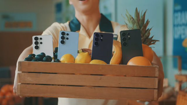 [AP신문 광고평론 No.1499]&nbsp;​​​​​​​갤럭시 S26을 과일과 함께 전시했다. 사진 SKT 유튜브 캡처ⓒAP신문(AP뉴스)