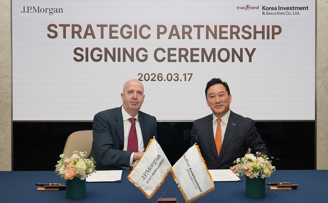 ©AP신문(AP뉴스)/이미지 제공 = 한국투자증권 ▲김성환 한국투자증권 대표이사 사장과 댄 왓킨스 JP모간자산운용 아시아태평양 대표가 17일 서울 여의도 한국투자증권 본사에서 MOU 체결 기념촬영을 하고 있다.