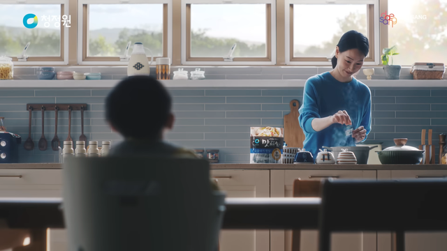 [AP신문 광고평론 No.1502]&nbsp; ​​​​​​​주방에 자연스럽게 청정원 맛선생을 배치했다. 사진 청정원 푸드캐스트 유튜브 캡처ⓒAP신문(AP뉴스)