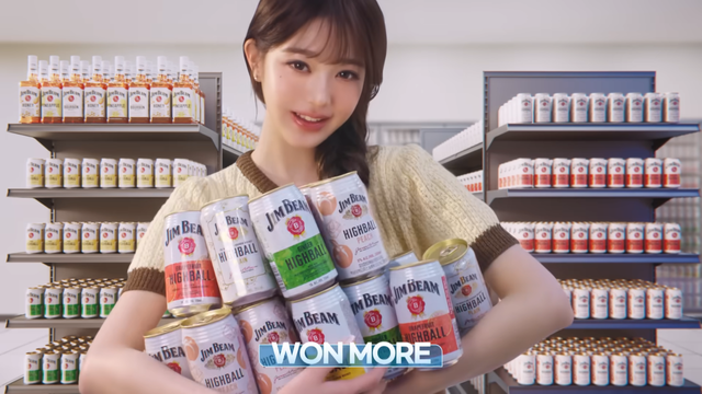 [AP신문 광고평론 No.1503]&nbsp; ​​​​​​​우리은행 뱅킹을 통해 짐빔을 계산하는 장원영. 사진 짐빔 유튜브 캡처ⓒAP신문(AP뉴스)