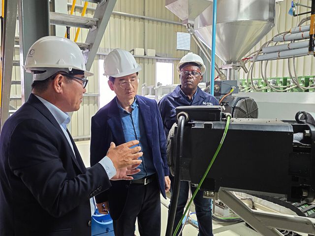 ©AP신문(AP뉴스)/이미지 제공 = 호반그룹 ▲김선규 호반그룹 회장(가운데)이 대한전선 남아프리카공화국 생산법인 엠텍을 방문해 생산 현장을 살펴보고 있다.