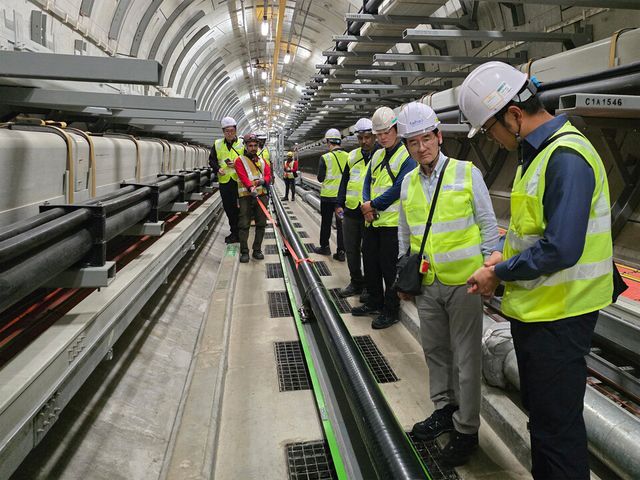 ©AP신문(AP뉴스)/이미지 제공 = 호반그룹 ▲김선규 호반그룹 회장(오른쪽 두번째)이 대한전선 싱가포르 400kV급 초고압 지중 전력망 구축 프로젝트 현장을 찾아 공사 진행상황을 점검하고 있다.