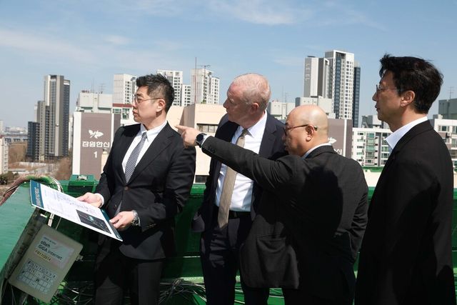 ©AP신문(AP뉴스)/이미지 제공 = 삼성물산 건설부문 ▲삼성물산과 SMDP 스캇 사버 CEO가 지난 19일 신반포 19•25차 재건축 사업지에서 현장 점검을 하고 있다.