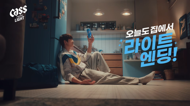 [AP신문 광고평론 No.1505]&nbsp; ​​​​​​​집에서 카스 라이트 맥주를 즐기고 있는 오상욱. 사진 카스 유튜브 캡처ⓒAP신문(AP뉴스)