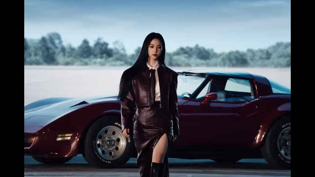 [AP신문 광고평론 No.1504] ​​​​​​​차에서 내려 등장하는 카리나. 사진 케이카 유튜브 캡처ⓒAP신문(AP뉴스)