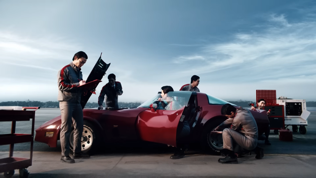 [AP신문 광고평론 No.1504] ​​​​​​​카리나가 타고 온 차를 살피는 케이카 직원들. 사진 케이카 유튜브 캡처ⓒAP신문(AP뉴스)