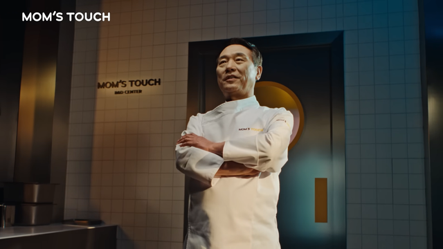 [AP신문 광고평론 No.1508]&nbsp; ​​​​​​​맘스터치 R&D 센터에 등장한 후덕죽. 사진 맘스터치 유튜브 캡처ⓒAP신문(AP뉴스)