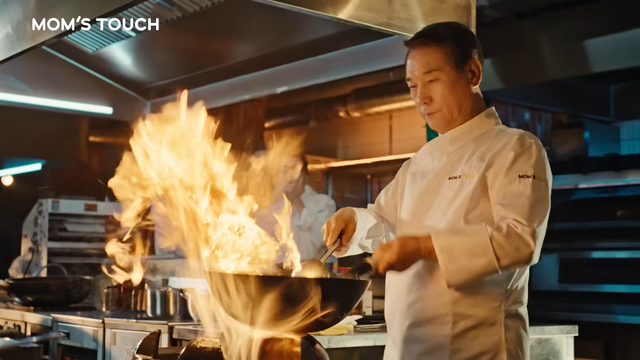 [AP신문 광고평론 No.1508]&nbsp; ​​​​​​​요리하고 있는 후덕죽 셰프. 사진 맘스터치 유튜브 캡처ⓒAP신문(AP뉴스)