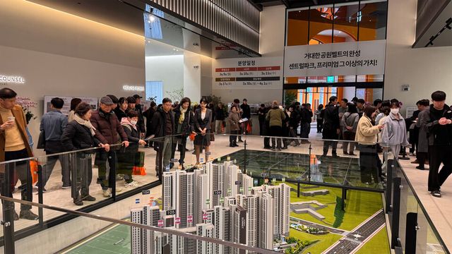 ©AP신문(AP뉴스)/이미지 제공 = 호반건설 ▲경산 상방공원 호반써밋 1단지 견본주택 방문객들이 단지 모형도를 살펴보고 있다.