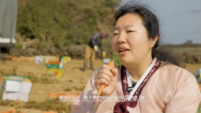 [AP신문 광고평론 No.1509]&nbsp; ​​​​​​​'흑백요리사2'의 '술 빚는 윤주모'를 패러디한 '꽐라주모'. 사진 제주시 유튜브 캡처ⓒAP신문(AP뉴스)