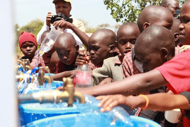 ©AP신문(AP뉴스)/이미지 제공 = 제너시스비비큐그룹 ▲BBQ가 본사와 가맹점의 참여형 사회공헌활동인 ‘아이러브아프리카’를 통해 케냐에 태양광 시스템 수도를 설치해 케냐 주민 1만3475명에게 식수를 공급했다.