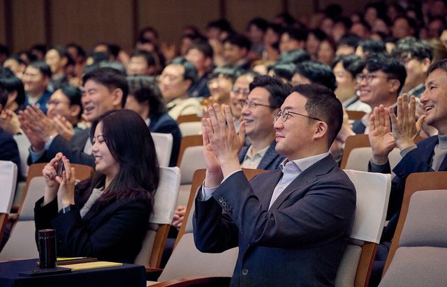 ©AP신문(AP뉴스)/이미지 제공 = LG그룹 ▲구광모 ㈜LG 대표이사 회장이 2025년 4월 9일 경기도 이천 LG인화원에서 열린 LG 어워즈에서 수상팀을 축하하며 격려하고 있다.