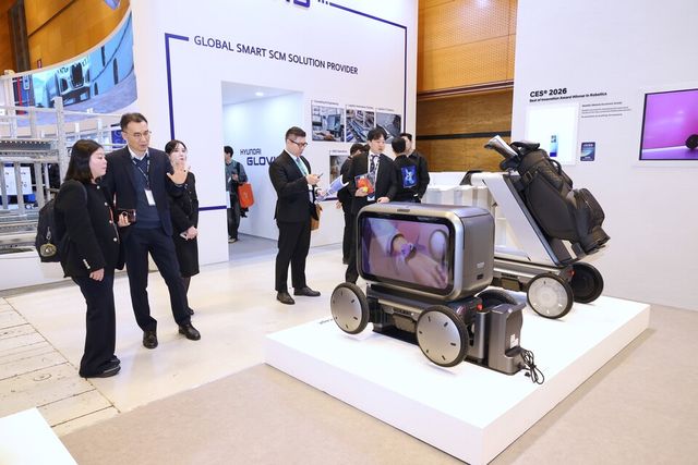 ©AP신문(AP뉴스)/이미지 제공 = 현대자동차그룹 ▲AW2026 전시장 내 현대차·기아 로보틱스랩 부스에서 관람객들이 모베드 콘셉트 모델을 둘러보는 모습.