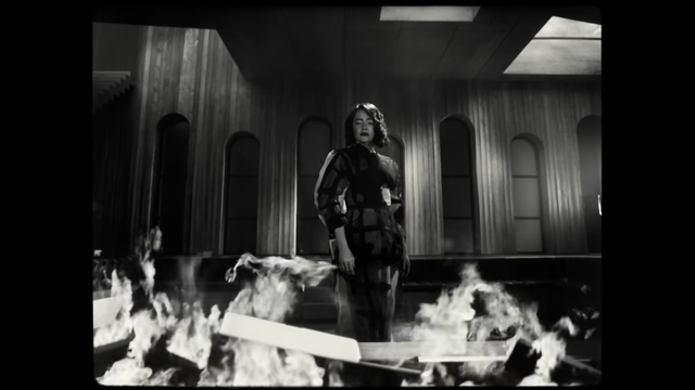 [AP신문 광고평론 No.1493]&nbsp; ​​​​​​​노트북을 태워버리는 엠마 스톤. 사진 Squarespace 유튜브 캡처ⓒAP신문(AP뉴스)