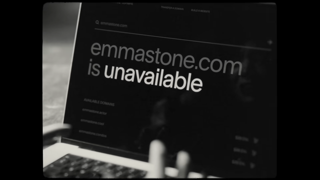 [AP신문 광고평론 No.1493]&nbsp; ​​​​​​​엠마 스톤의 이름을 딴 도메인이 사용 불가로 나타난다. 사진 Squarespace 유튜브 캡처ⓒAP신문(AP뉴스)