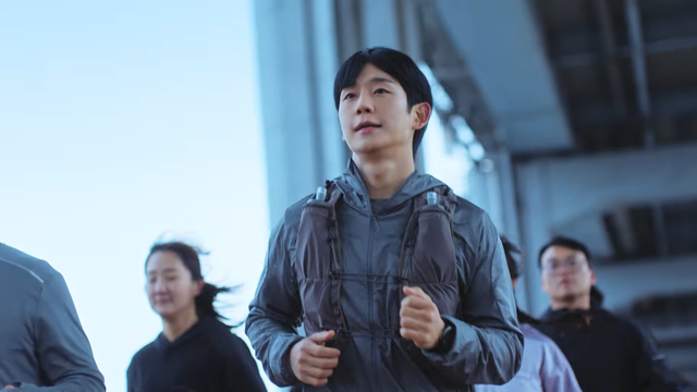 [AP신문 광고평론 No.1517]&nbsp; ​​​​​​​러닝크루 속에서 달리고 있는 정해인. 사진 교보생명 유튜브 캡처ⓒAP신문(AP뉴스)