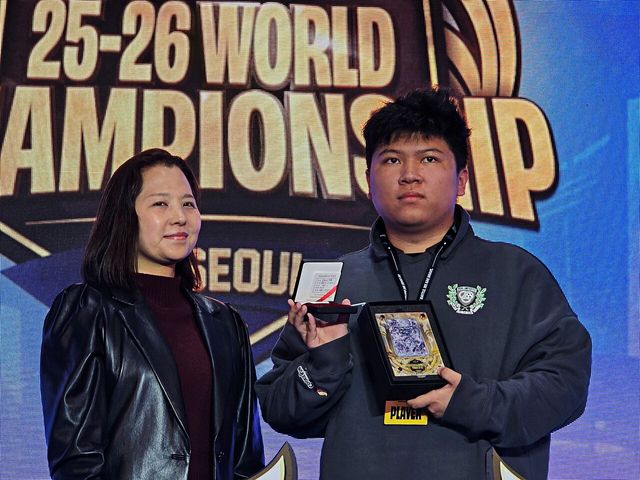 ⓒAP신문(AP뉴스)&nbsp;▲홍민영 데브시스터즈 본부장(좌), '쿠키런 카드 게임' 세계 챔피언&nbsp;크리스찬 제이 커타나(우)