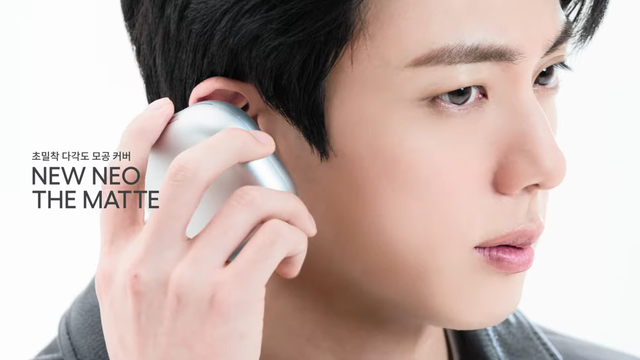 [AP신문 광고평론 No.1518] ​​​​​​​네오 쿠션 더 매트를 들고 있는 진. 사진 라네즈 유튜브 캡처ⓒAP신문(AP뉴스)