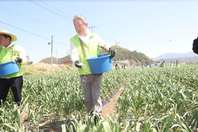 ©AP신문(AP뉴스)/이미지 제공 = 농협중앙회 ▲강호동 농협중앙회장이 13일 경남 새남부농협 농가에서 ‘2026 범농협 영농지원 전국 동시 발대식’의 일환으로 비료 살포 등 영농지원 활동을 하고 있다.