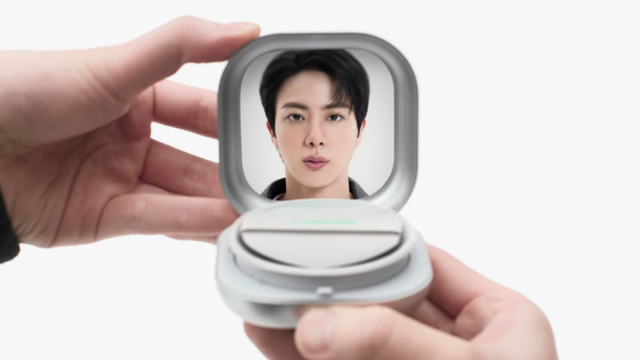 [AP신문 광고평론 No.1518] ​​​​​​​네오 쿠션 더 매트 제품 거울에 비친 진의 모습. 사진 라네즈 유튜브 캡처ⓒAP신문(AP뉴스)