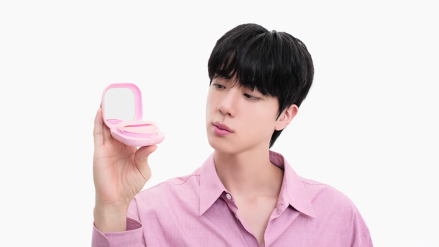 [AP신문 광고평론 No.1518] ​​​​​​​네오 쿠션 더 글로우를 들고 있는 진. 사진 라네즈 유튜브 캡처ⓒAP신문(AP뉴스)