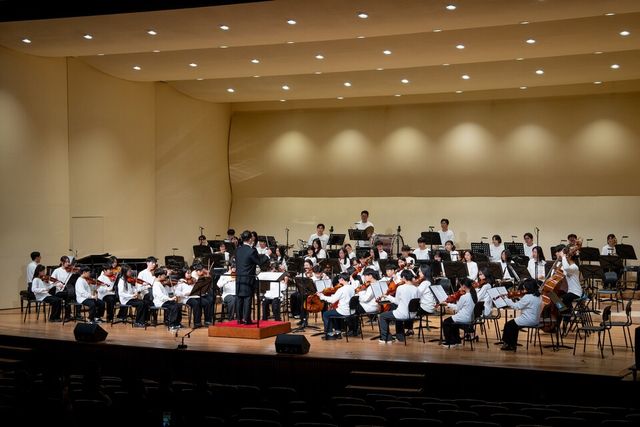 ©AP신문(AP뉴스)/이미지 제공 = 한화그룹 ▲지난 2025년 11월 19일 천안 성환문화회관에서 열린 한화청소년오케스트라 정기연주회 현장.