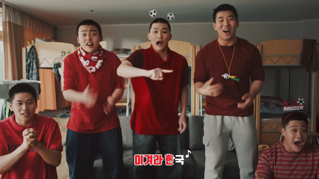 [AP신문 광고평론 No.1521]&nbsp; ​​​​​​​국가대표 축구팀을 응원하는 남학생들. 사진 농심 유튜브 캡처ⓒAP신문(AP뉴스)