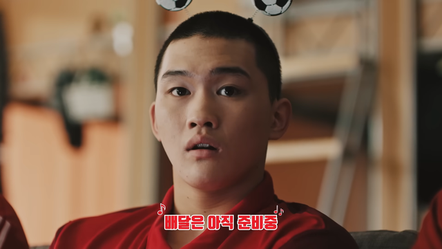 [AP신문 광고평론 No.1521]&nbsp; ​​​​​​​축구 경기로 인해 음식 배달이 밀리자 낙담하고 있다. 사진 농심 유튜브 캡처ⓒAP신문(AP뉴스)