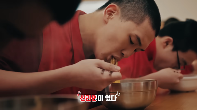 [AP신문 광고평론 No.1521]&nbsp; ​​​​​​​신라면을 먹고 있는 모습. 사진 농심 유튜브 캡처ⓒAP신문(AP뉴스)