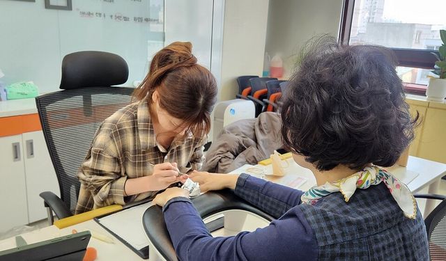 ©AP신문(AP뉴스)/이미지 제공 = 한화생명 ▲한화생명금융서비스 강동지역단에서 네일관리사가 네일 서비스를 제공하고 있다.