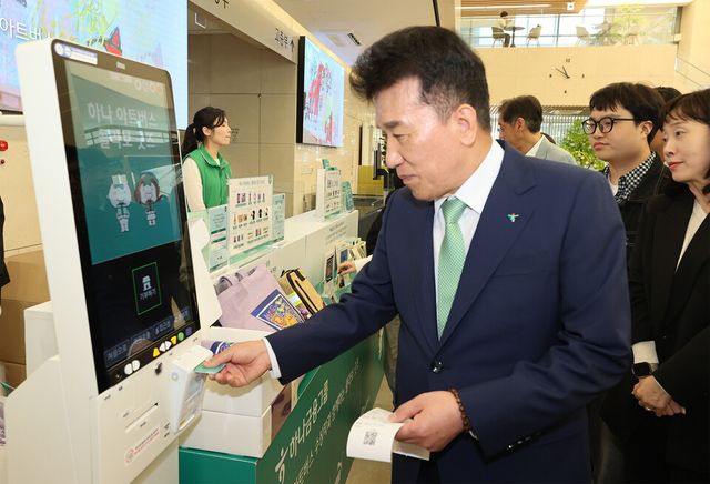 ©AP신문(AP뉴스)/이미지 제공 = 하나금융지주 ▲함영주 하나금융그룹 회장(오른쪽 첫 번째)이 지난 17일 하나은행 을지로 본점에서 열린 '제5회 하나 아트버스(Hana Artverse)' 시상식에 참석해 전액 기부로 이어지는 콜라보 굿즈를 구매하며 발달장애 예술가들에게 따뜻한 마음을 전달하고 있다.