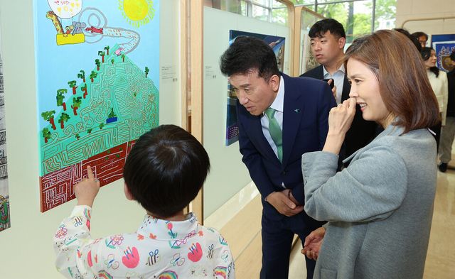 ©AP신문(AP뉴스)/이미지 제공 = 하나금융지주 ▲함영주 하나금융그룹 회장(오른쪽 첫 번째)이 지난 17일 하나은행 을지로 본점에서 열린 '제5회 하나 아트버스(Hana Artverse)' 시상식에 참석해 아동·청소년 부문 최우수 수상작인 조연준 작가의 '화산 폭발 미로' 작품 앞에서 설명을 듣고 있다.
