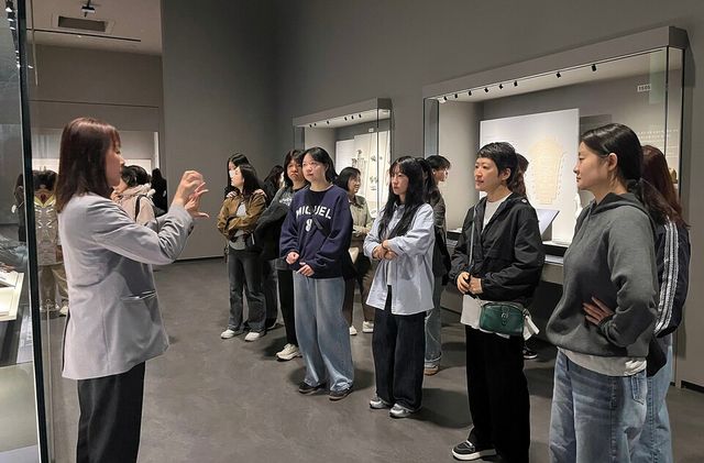 ©AP신문(AP뉴스)/이미지 제공 = 한화생명 ▲한화생명은 지난 4월 13일 ‘원팀 플러스 데이(One Team Plus Day)’를 통해 장애인 직원들의 문화 체험 프로그램을 진행했다. 사진은 국립중앙박물관에서 바리스타 및 사서보조 직원들이 수어 통역사의 설명을 듣고 있는 모습.