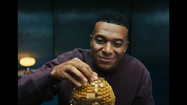 [AP신문 광고평론 No.1526]&nbsp; ​​​​​​​월드컵 트로피 레고를 조립하고 있는 음바페. 사진 LEGO 유튜브 캡처ⓒAP신문(AP뉴스)