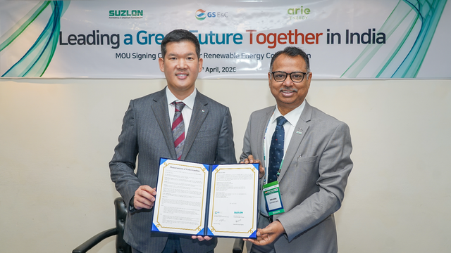 ©AP신문(AP뉴스)/이미지 제공 = GS건설 ▲허윤홍 GS건설 대표와 디네시 다야난드 자그달레(Dinesh Dayanand Jagdale) 수즐론 에너지 사장이 지난 20일 인도 델리에서 업무협약 체결 기념촬영을 하고 있다.