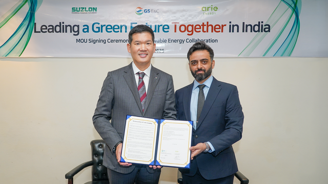 ©AP신문(AP뉴스)/이미지 제공 = GS건설 ▲허윤홍 GS건설 대표와 비슈와지트 파르마르(Vishwajitsinh Parmar) 아리 에너지 대표가 지난 20일 인도 델리에서 업무협약 체결 기념촬영을 하고 있다.