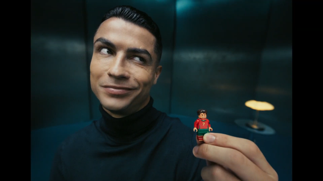 [AP신문 광고평론 No.1526]&nbsp; ​​​​​​​자신을 본뜬 레고를 들고 있는 호날두. 사진 LEGO 유튜브 캡처ⓒAP신문(AP뉴스)