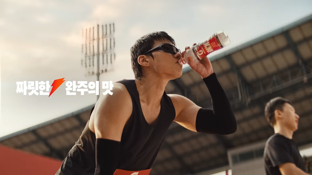 [AP신문 광고평론 No.1528]&nbsp; ​​​​​​​완주 후 게토레이런을 마시고 있는 러너. 사진 게토레이 유튜브 캡처ⓒAP신문(AP뉴스)