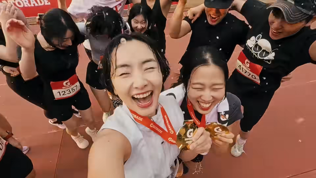 [AP신문 광고평론 No.1528]&nbsp; ​​​​​​​완주 메달을 목에 걸고 기뻐하는 사람들. 사진 게토레이 유튜브 캡처ⓒAP신문(AP뉴스)