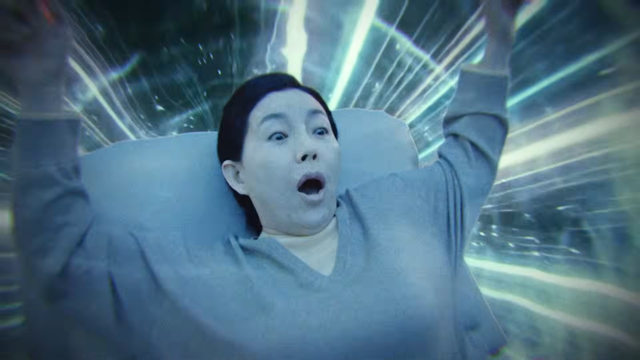 [AP신문 광고평론 No.1529]&nbsp; ​​​​​​​타입슬립으로 과거로 이동하는 모습. 사진 삼성전자 유튜브 캡처ⓒAP신문(AP뉴스)