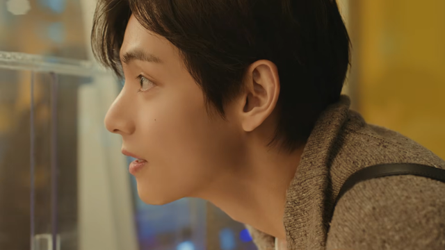 [AP신문 광고평론 No.1530]&nbsp; ​​​​​​​커피를 주문하고 있는 뷔. 사진 컴포즈커피 유튜브 캡처ⓒAP신문(AP뉴스)