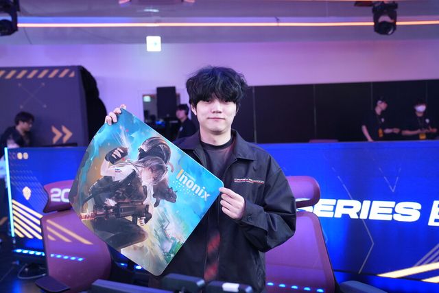 ©AP신문(AP뉴스)/이미지 제공 = 크래프톤 ▲크레이지 라쿤 '이노닉스' 나희주 선수가 4일 서울 성수동 특설 경기장에서 열린 크래프톤 주최 '2026 PGS 3' 그랜드 파이널 데이 2에서 마지막 매치를 치킨으로 장식한 후 환하게 웃고 있다.